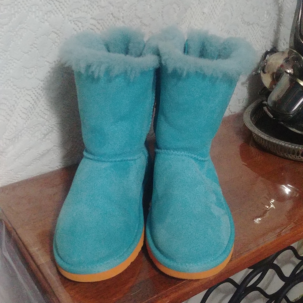 Size 4 UGG